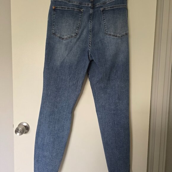 Judy Blue High Rise Relaxed Jeans with Raw Hem Embroidered Pocket 13 / 31 - Picture 3 of 5